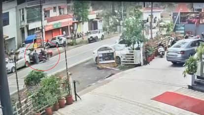 Sirmaur: Three Bike-Riding Youths Flee After Snatching Woman's Purse; Incident Captured on CCTV