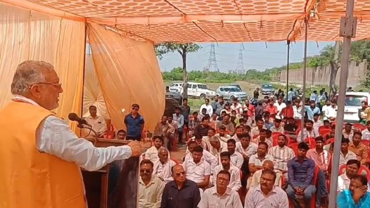 कार्यक्रम को संबोधित करते सुरेश खन्ना