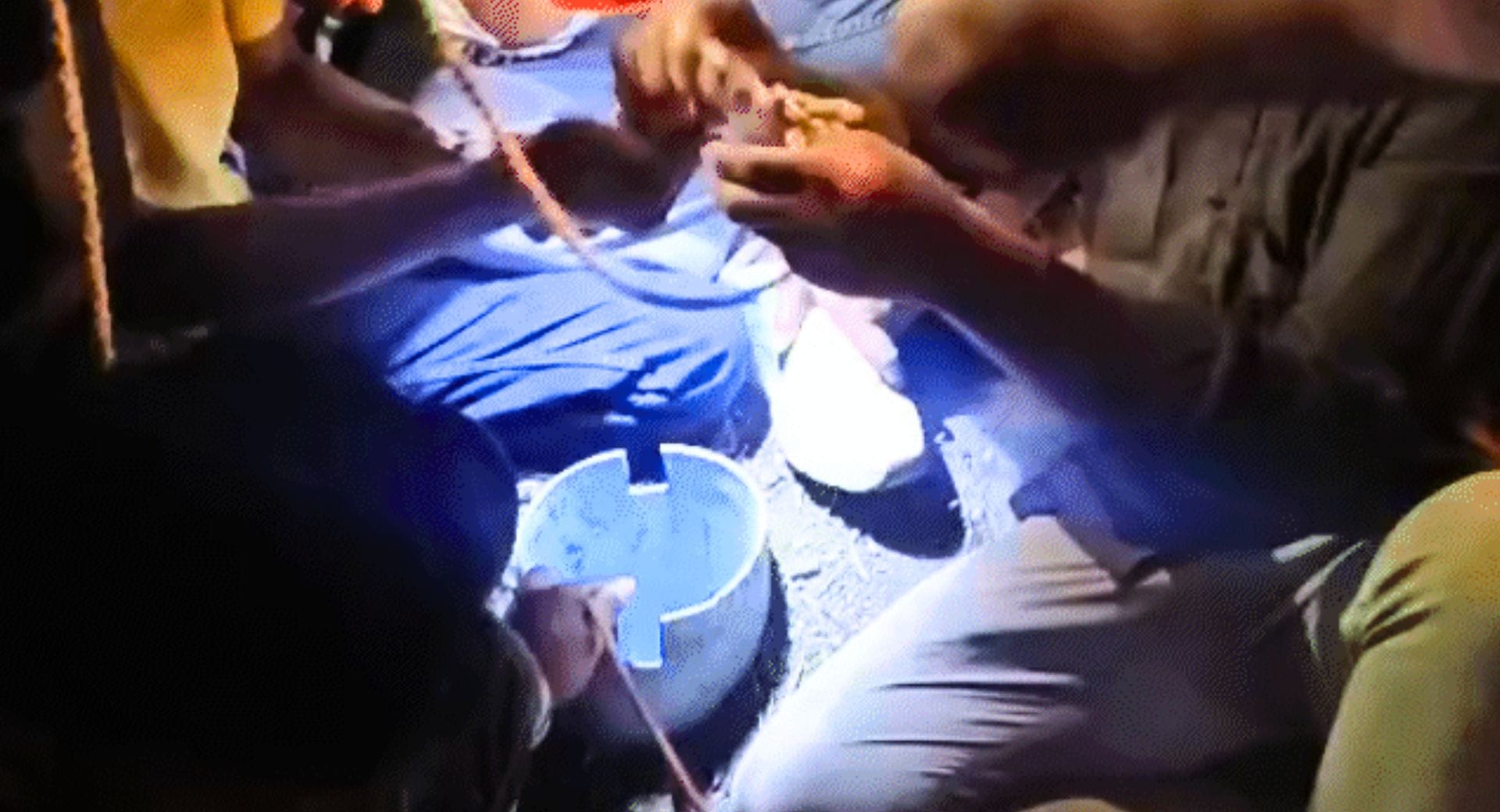 बच्चे का रेस्क्यू करती टीम