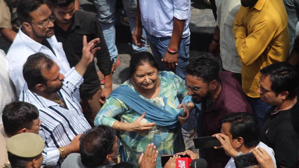 Central Market Meerut: Engineer was slapped, it was heavy, it became the reason for destruction of the market,