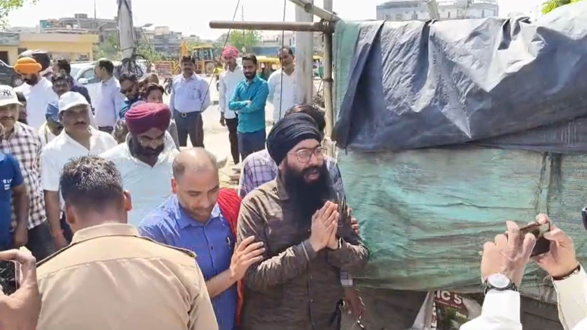 व्यापारी रहे अवतार सिंह के पुत्र नरेंद्रपाल सिंह हाथ जोड़े हुए