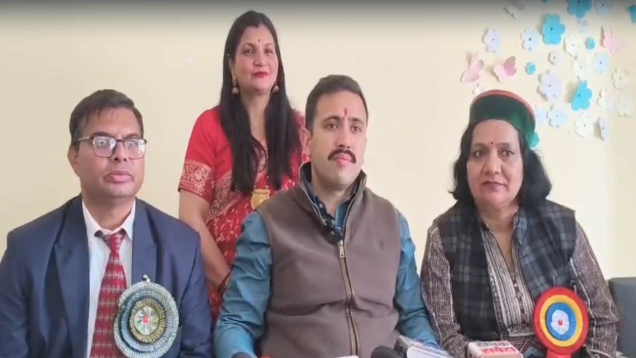 लोक निर्माण मंत्री विक्रमादित्य सिंह ने की पत्रकार वार्ता।