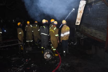 Lucknow: A fire broke out in the vegetable market near Phoenix Mall, a cylinder kept in the shop exploded; pan