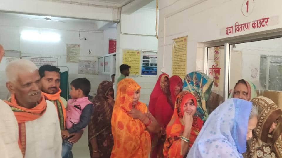 अस्पताल में मौजूद परिजन।