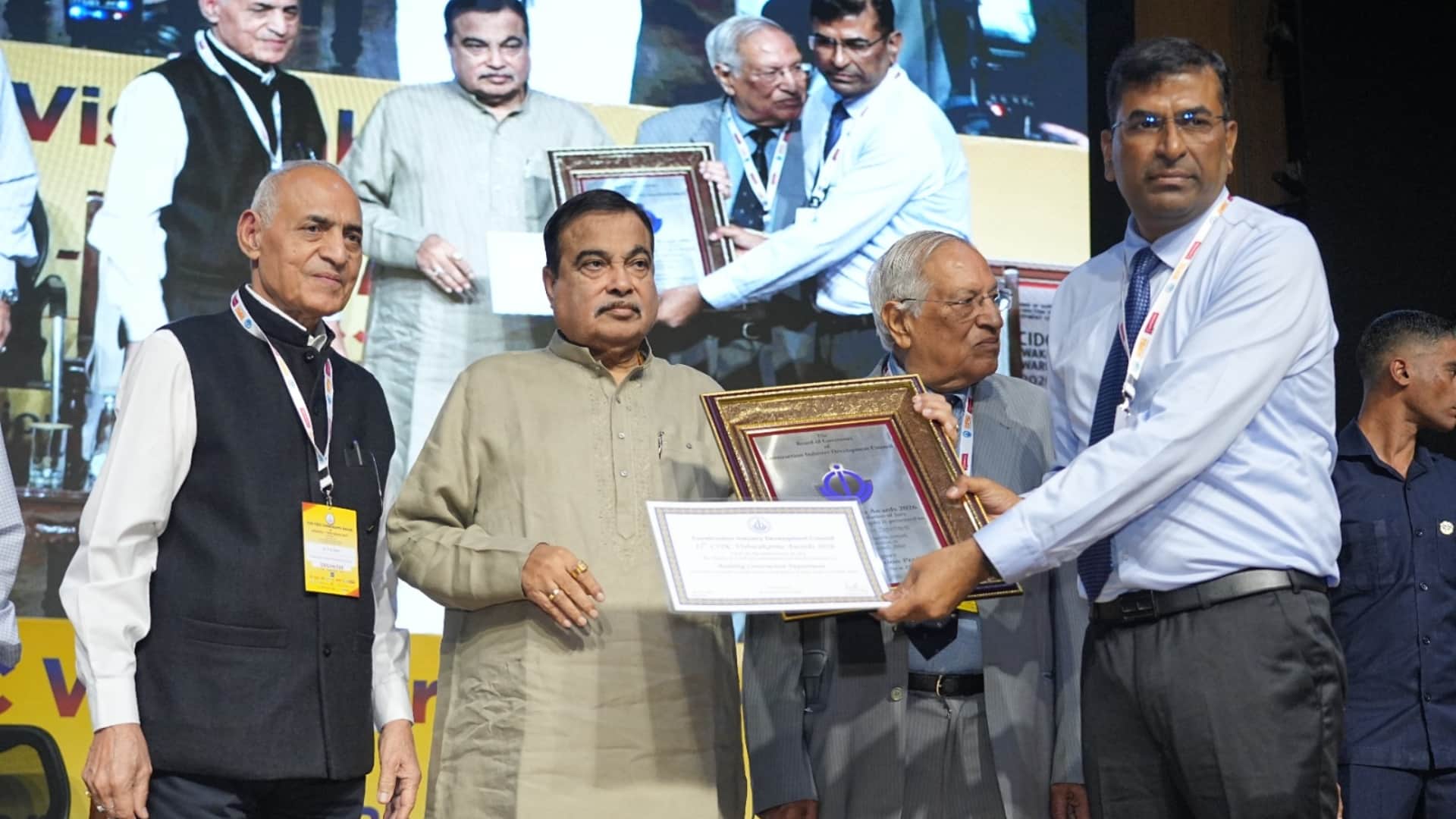 केंद्रीय सड़क परिवहन एवं राजमार्ग मंत्री नितिन गडकरी के हाथों सम्मानित होते कुमार रवि