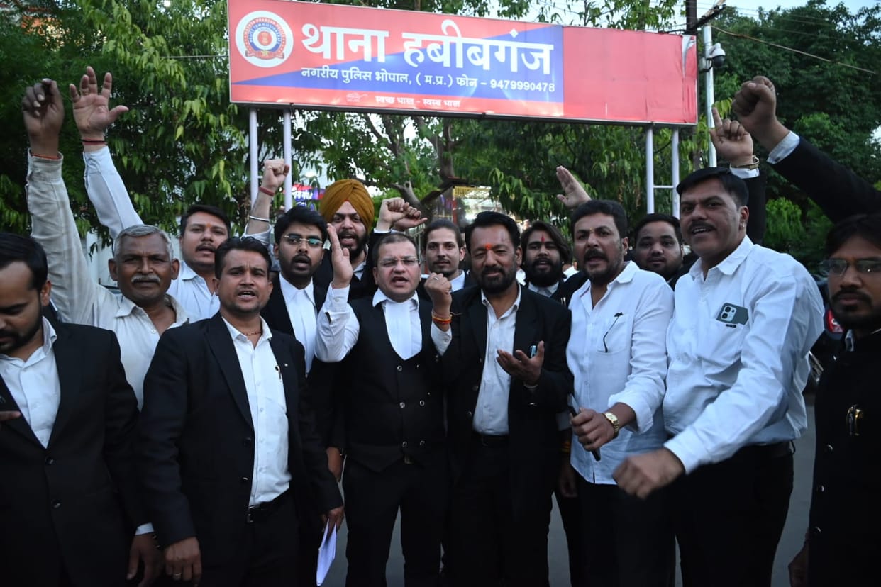 Lawyers Surround Police Station in Bhopal: Outrage Erupts Over FIR Against Advocate in Hotel Dispute; Police A
