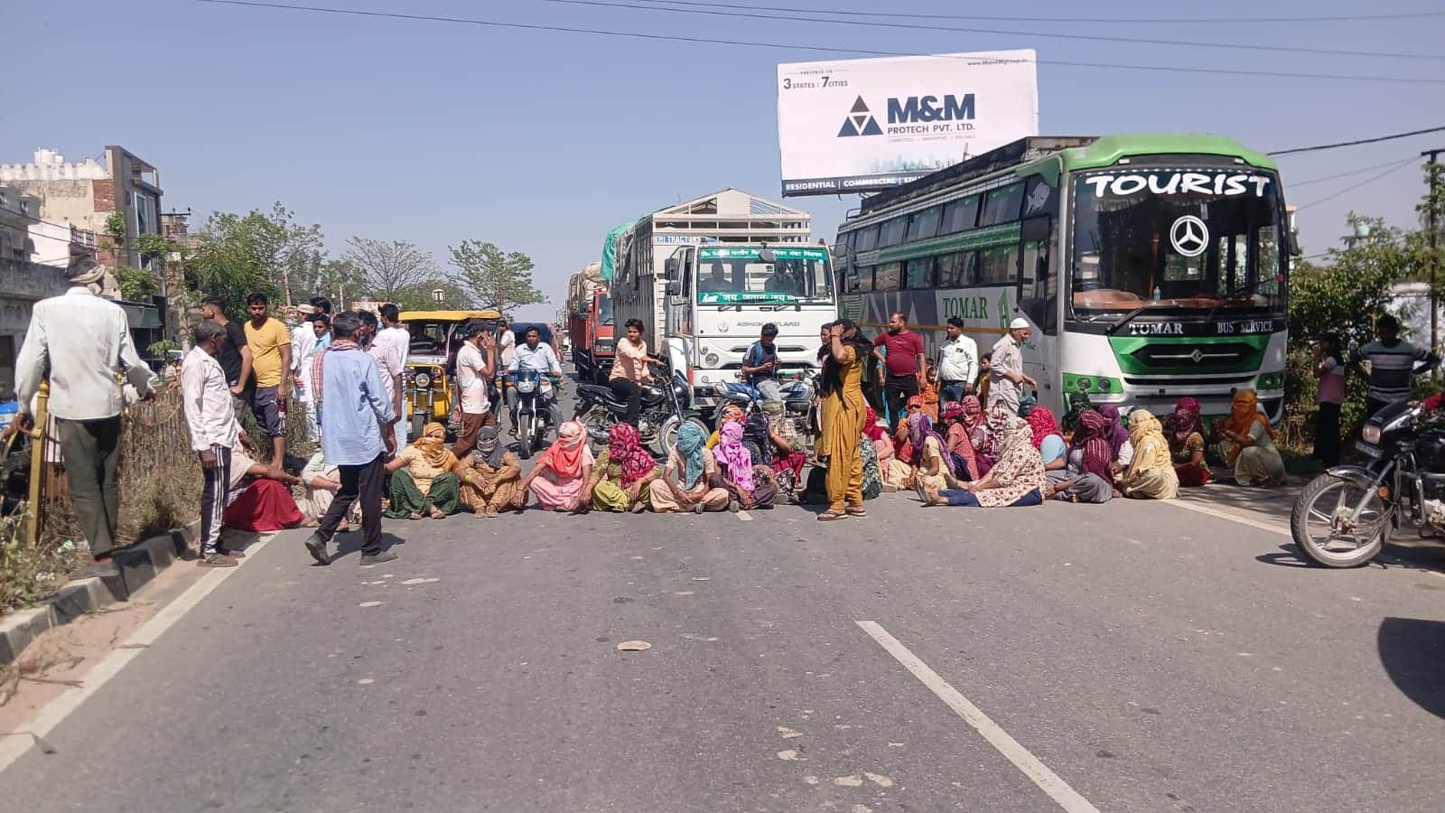 बेटे की मौत के बाद अंतिम संस्कार किए जाने से गुस्साए परिजन व ग्रामीण