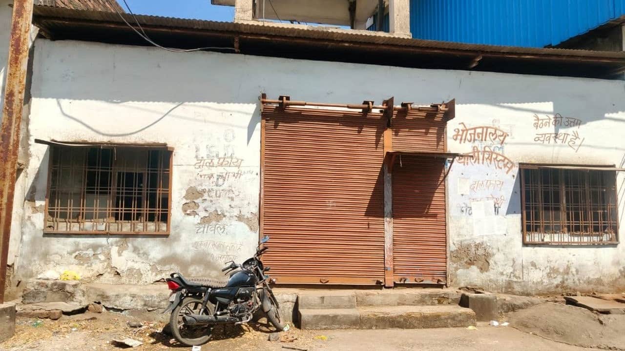 छावनी अनाज मंडी की कैंटीन बंद है।