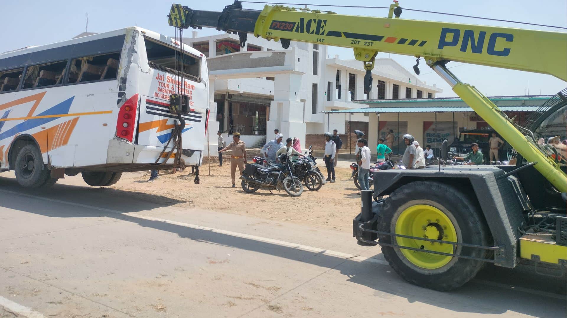 Ghazipur Road Accident painful story of Two Women Dead and 38 Injured in Bus accident