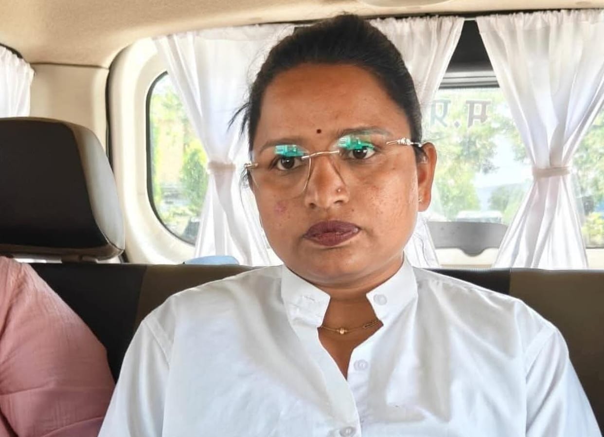 Indore: A female sub-engineer demanded a bribe of fifteen thousand rupees to move the road construction file f