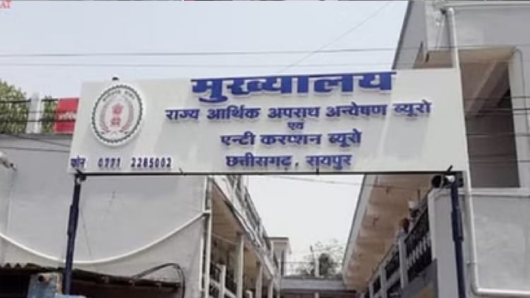 रायपुर आरटीओ में रिश्वतखोरी का भंडाफोड़: 14 हजार लेते डेटा एंट्री ऑपरेटर को एसीबी ने किया गिरफ्तार