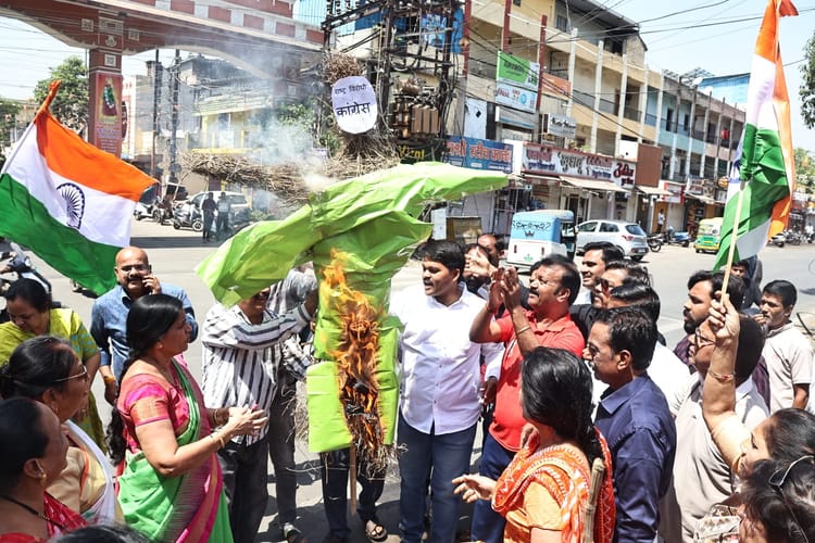 वंदे मातरम विवाद: कांग्रेस बैकफुट पर, चुप्पी से अल्पसंख्यक नेता नाराज, भाजपा हुई आक्रामक