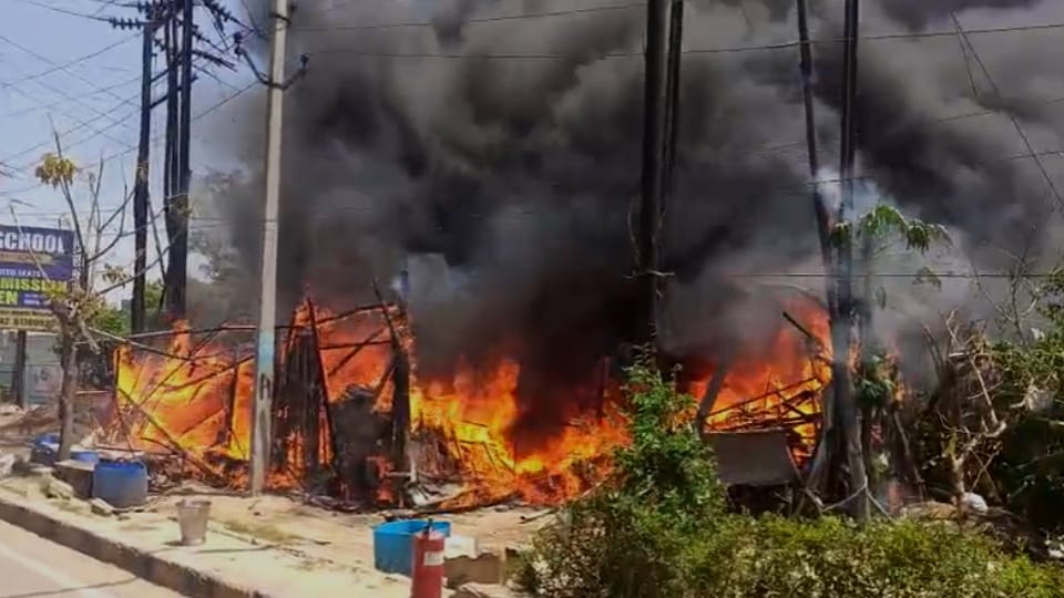 Meerut: Massive Fire in Slum Hut, rs50,000 Cash and Documents Burnt, Elderly Woman Escapes
