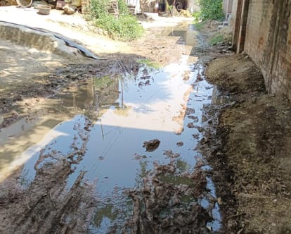 Fatehpur Bad Road Halts School Chalo Rally, Waterlogging Disrupts Students