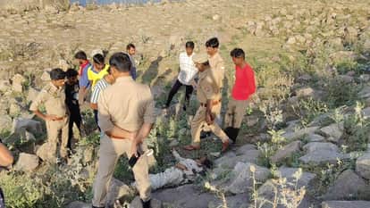 Hamirpur Unidentified body found amidst stones beneath the Betwa Bridge injury marks found on the body