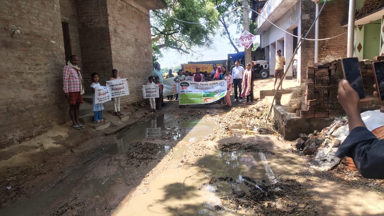 Fatehpur Bad Road Halts School Chalo Rally, Waterlogging Disrupts Students