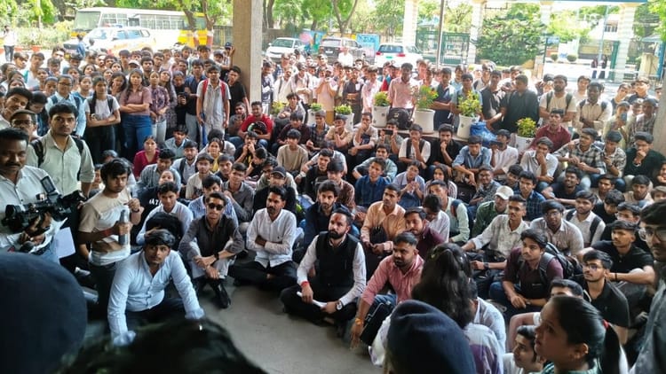 Indore News: कॉलेज से हटाए गए एग्जाम कंट्रोलर, डायरेक्टर केबिन के बाहर प्राण त्यागने की मांगी अनुमति