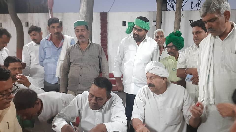 कार्यकर्ताओं के साथ रमाला थाने पहुंचे भाकियू ने राष्ट्रीय अध्यक्ष नरेश टिकैत।