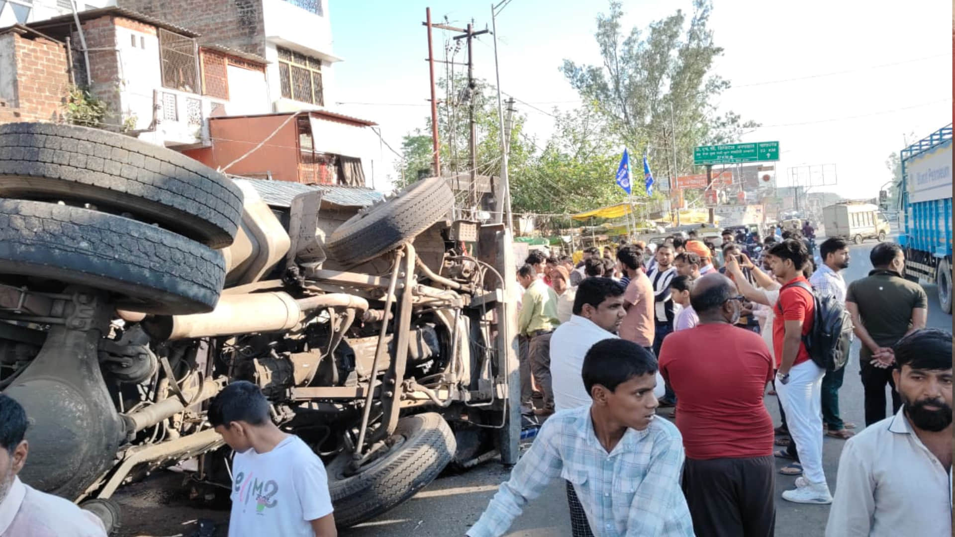 घटनास्थल पर क्षतिग्रस्त वाहन