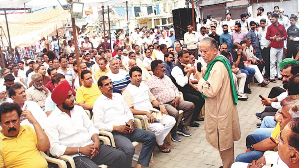 Angry Traders Target Public Representatives Over Central Market Sealing in Meerut