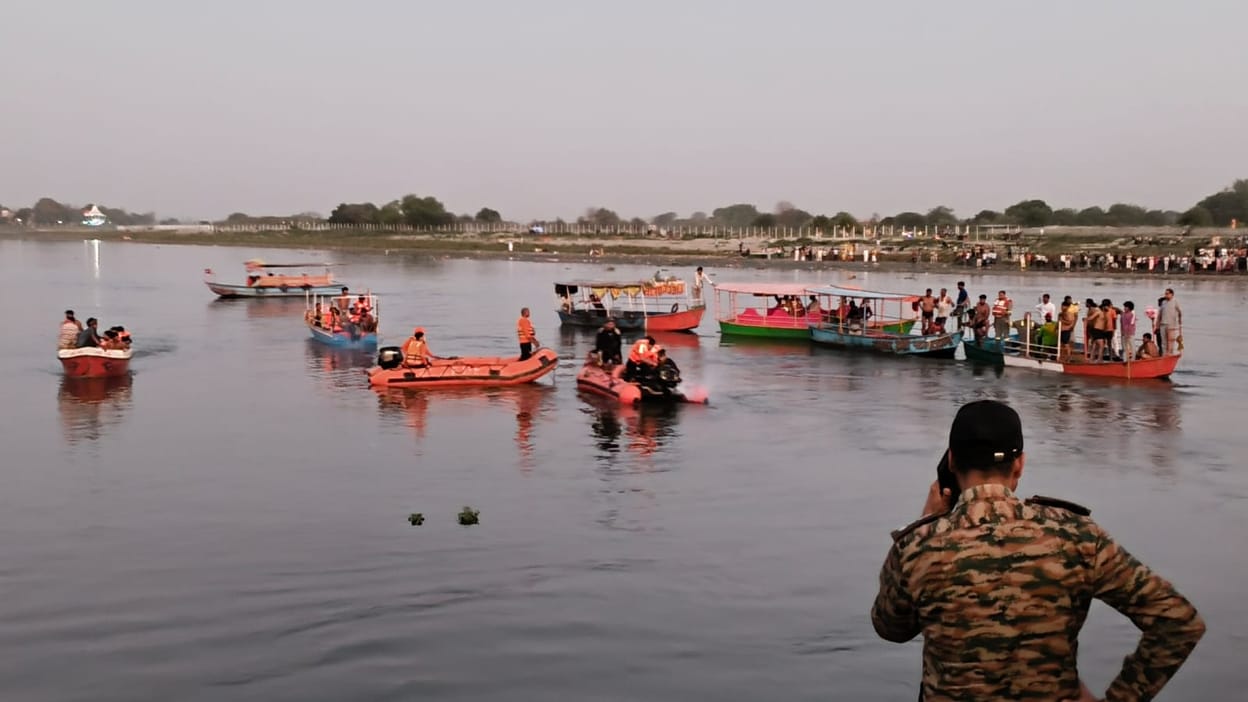 वृंदावन नाव हादसा: 10 श्रद्धालुओं की मौत, पांच लापता; प्रशासन ने जारी की मृतकों की लिस्ट और हेल्पलाइन नंबर