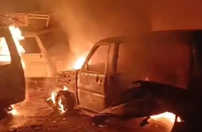 Sehore News: तड़के भीषण अग्निकांड को किसने दिया अंजाम? पुरानी खड़ी पांच कार जलकर राख; टला बड़ा हादसा