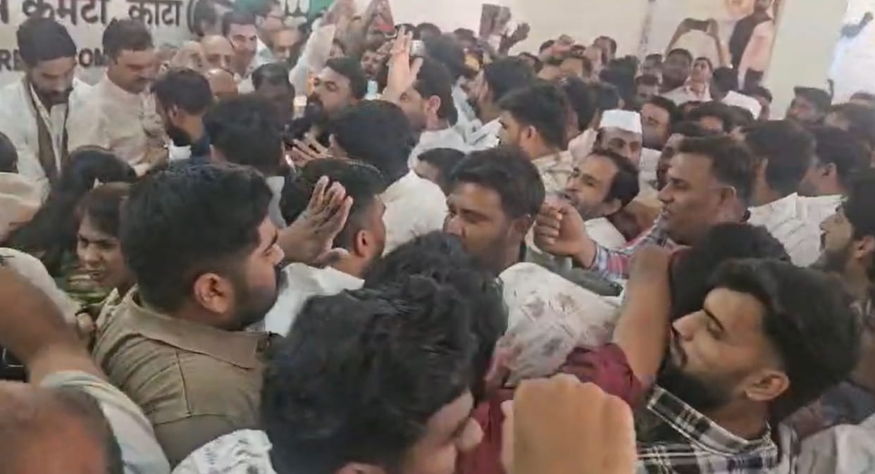 Internal clash erupts again in Congress; Dhariwal and Gunjal supporters face off, chaos in meeting