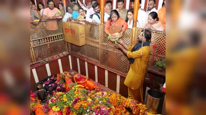 संगम स्नान के बाद श्री बड़े हनुमानजी का दर्शन करतीं साध्वी निरंजन ज्योति।