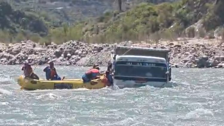 Srinagar: श्रीयंत्र टापू के पास नदी का जल स्तर बढ़ने से फंसा ट्रक, जल पुलिस ने चालक और हेल्पर को किया रेस्क्यू