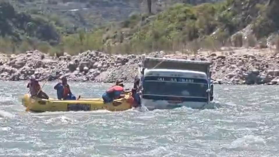 ट्रक नदी में फंसा