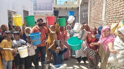 Water Crisis Residents Protest with Empty Utensils Forced to Buy Costly Water
