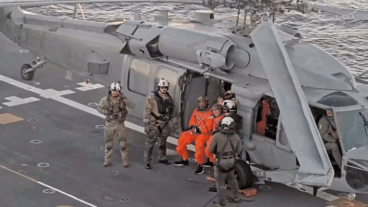 आर्टेमिस II की ऐतिहासिक सफलता: ओरियन कैप्सूल से मुस्कुराते हुए बाहर आए चारों अंतरिक्ष यात्री; देखें तस्वीरें