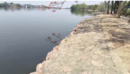 Bhopal News: Bulldozers deployed against encroachments at the Upper Lake; the Lower Lake's area shrinks under