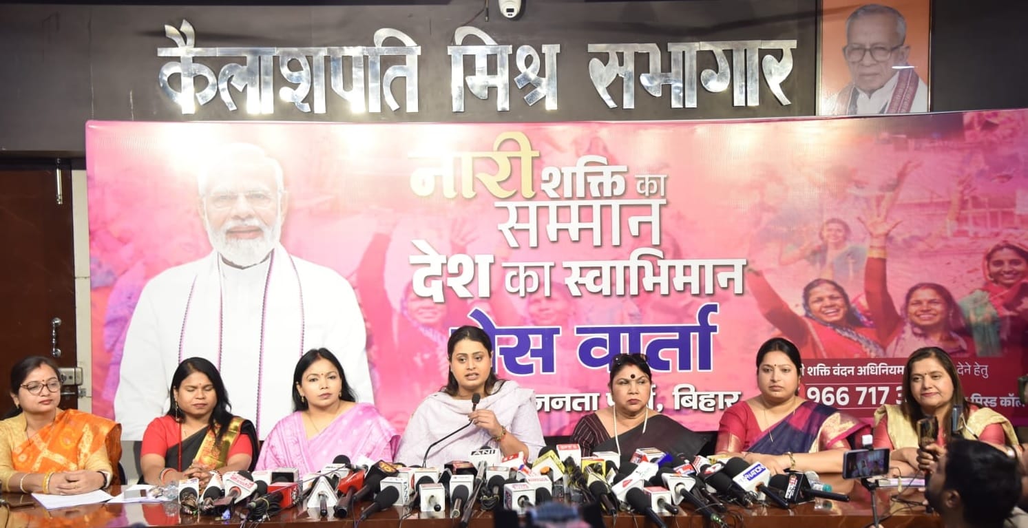 प्रेस वार्ता करतीं मंत्री श्रेयसी सिंह