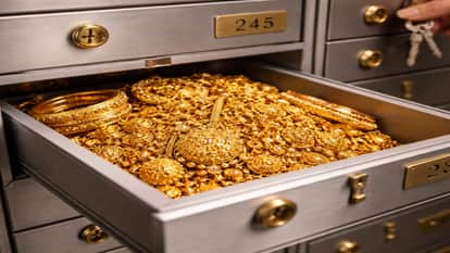 Loan of Rs 1.25 crore taken by pledging fake gold in the bank, FIR registered against 16 people including two