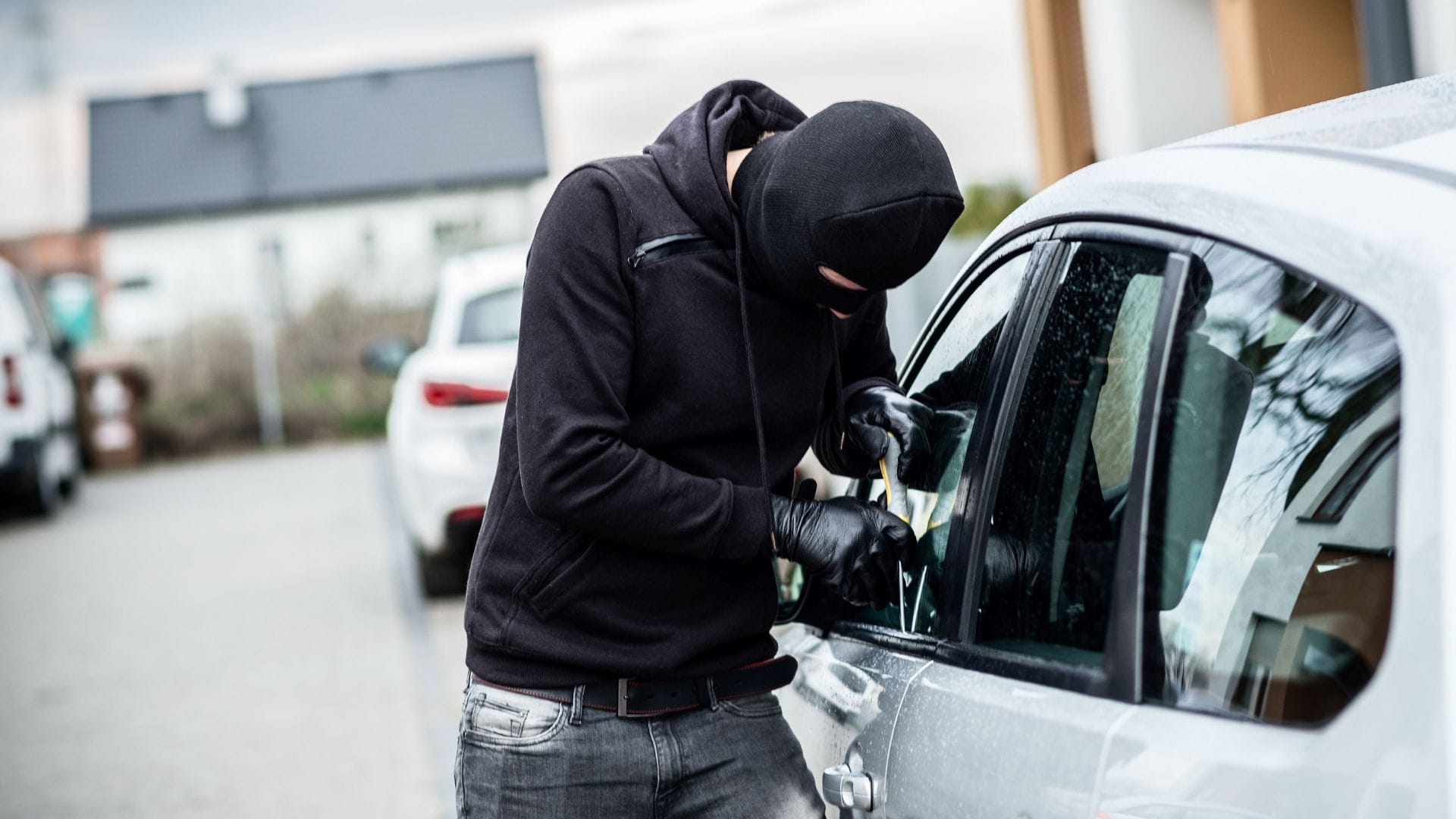 Smart Car Parking Tips: 4 Common Mistakes to Avoid to Protect Your Vehicle from Clever Thieves