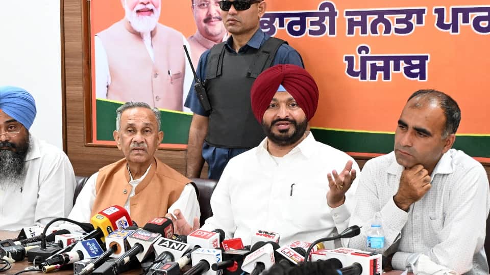 पत्रकारों से बात करते रवनीत बिट्टू