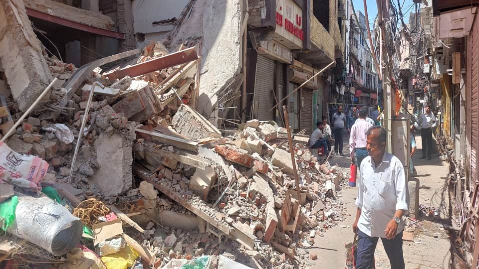 Three Storey Showroom Collapses in Kinari Bazaar Shops Destroyed  Panic Among Traders