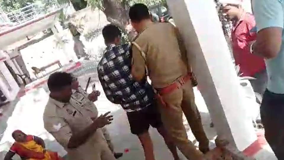 घायल को अस्पताल भेजती पुलिस।