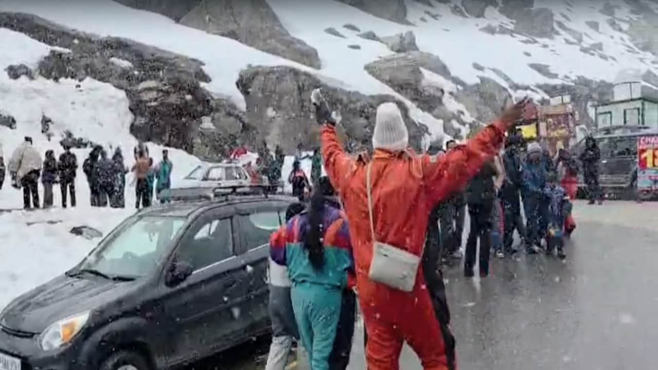 सिस्सू-कोकसर में बर्फबारी देख झूमे सैलानी।