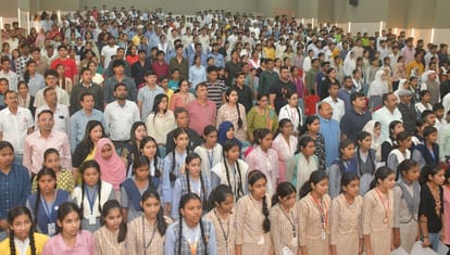 UP: Meritorious students honored in Moradabad, Governor Santosh Gangwar encouraged them