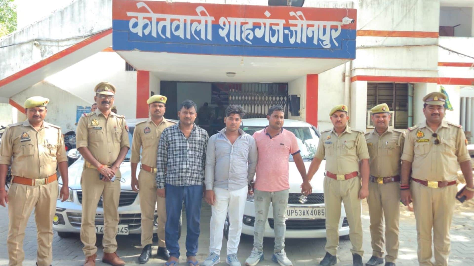 जहरखुरानी के बारे में जानकारी देती पुलिस।