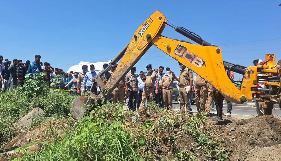 body of a young man was buried on the roadside after digging a pit with a JCB in kichha