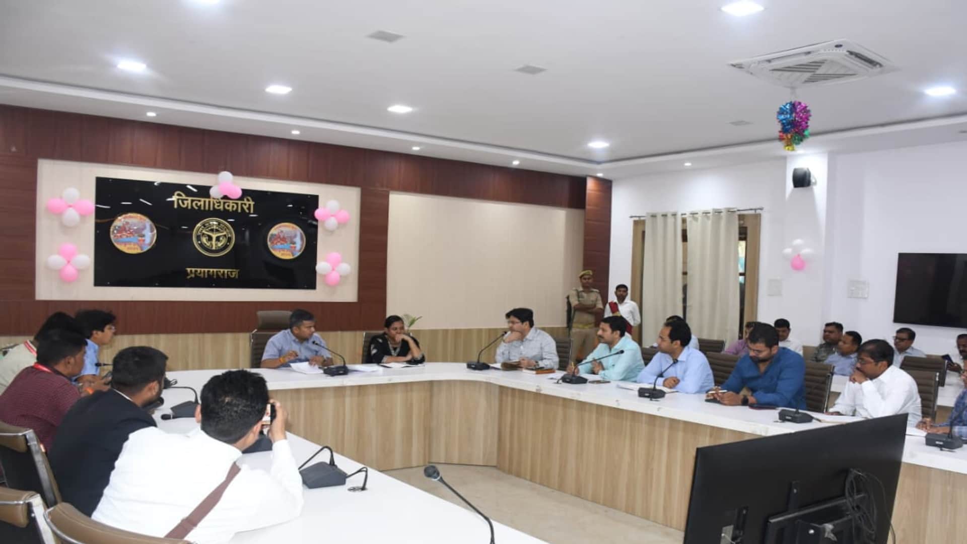 कलेक्ट्रेट सभागार में बैठक करते जिलाधिकारी मनीष कुमार वर्मा।