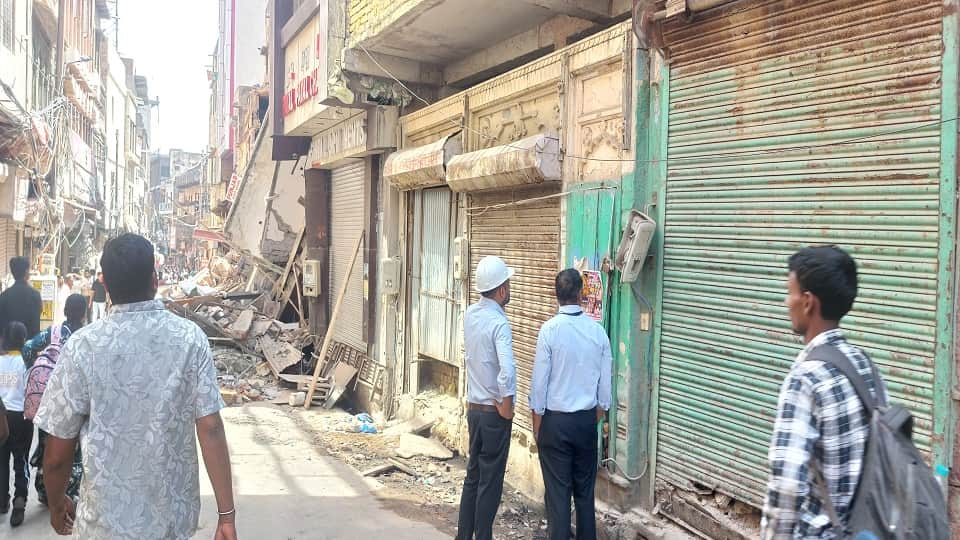 Three Storey Showroom Collapses in Kinari Bazaar Shops Destroyed  Panic Among Traders