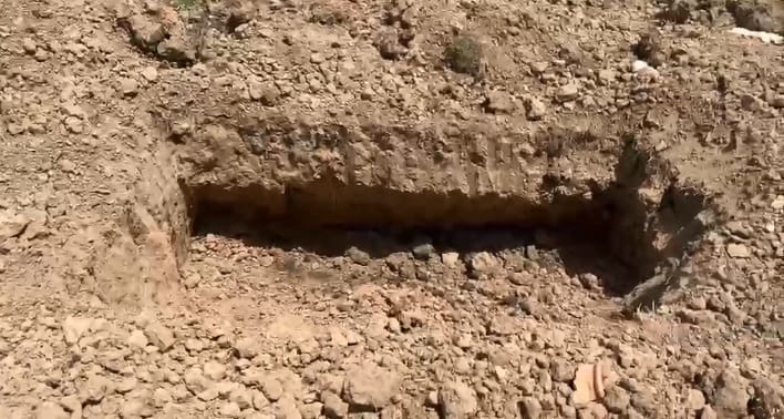 बैंक ने मांगा सबूत तो कब्र खोद लाया भाई: कंधे पर ढोने को मजबूर हुआ बहन का कंकाल, क्या है पूरा मामला?