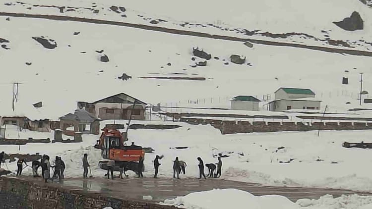 Snowfall: बर्फ की मोटी चादर से ढका हुआ केदारनाथ धाम, यात्रा तैयारियों में चुनौती, 22 अप्रैल को खुलने हैं कपाट