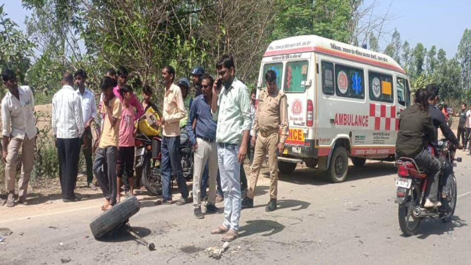 मौके पर मौजूद पुलिस और लोगों की भीड़।