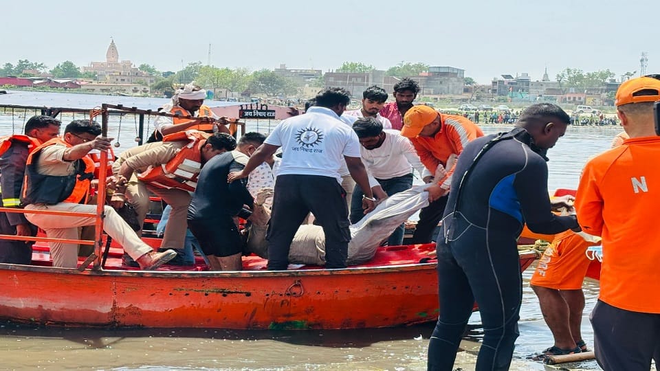 Mathura Boat Accident Death Toll: Dead Body Found Near Deoraha Baba Ashram News in Hindi