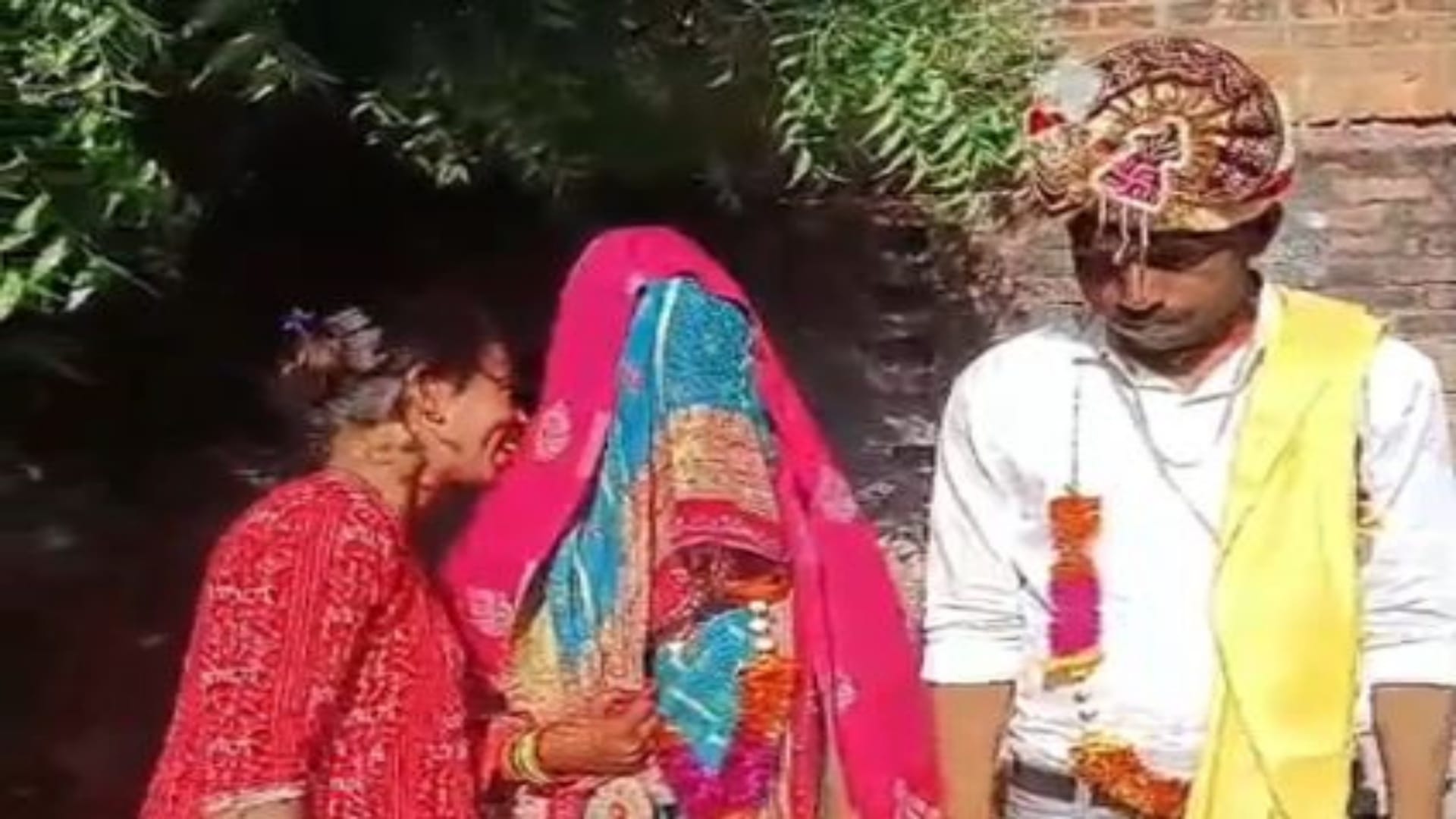 ट्रक के नीचे दबे दूल्हा-दुल्हन, चार की मौत